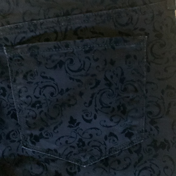 NYDJ skinny ‘black raised design’ jeans. - Picture 6 of 7